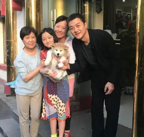 开学季临近,李嫣重新染回黑发,与闺蜜逛商场被拍露自信微笑