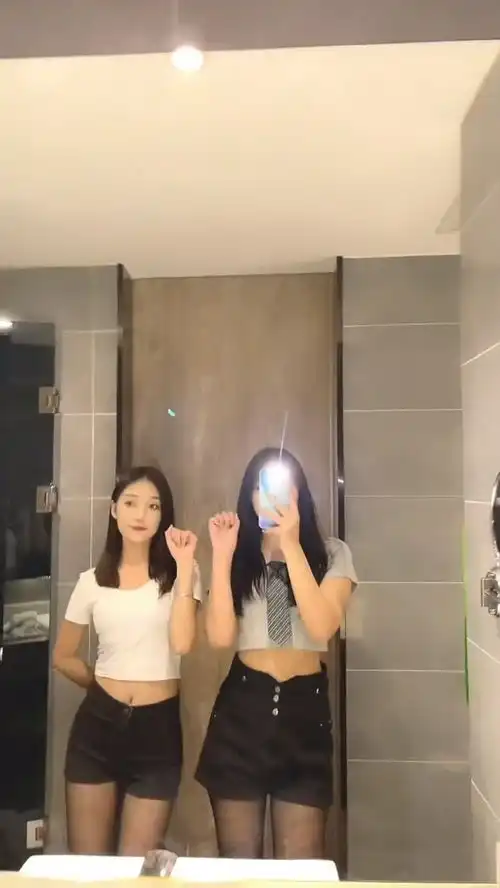 我和闺蜜又来了,二选一赶紧了美女热舞