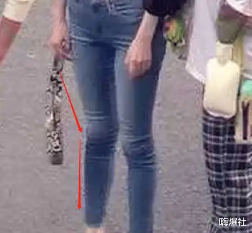 倪妮的神仙身材全靠垫路人镜头下,圆肩骨盆前倾x腿一样没落
