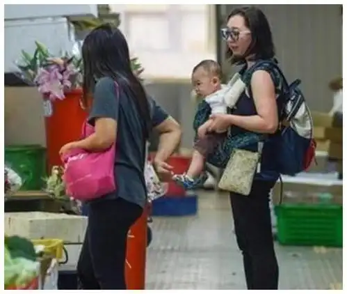 俩同龄闺蜜,一个19岁生娃一个39岁生娃,再次相聚后,差距很明显