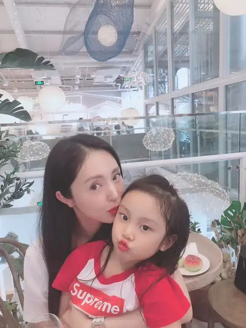 三个有故事的女人董璇李小璐甘薇闺蜜聚会,甜馨越来越美了