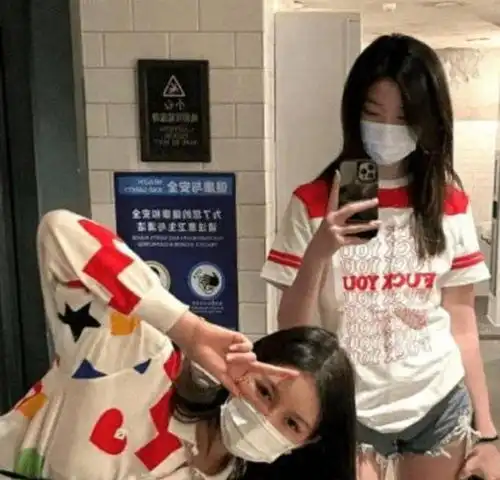 李嫣太懂时尚了,聚餐穿短裤秀美腿,桌子上还摆放了2万的包包