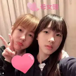 小s女儿与闺蜜逛街心情好自拍尽显俏皮可爱