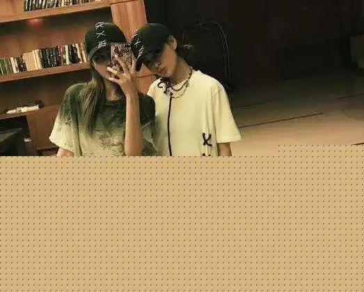 周扬青跟阿娇同框秀照片,分手后第一次二人同框,闺蜜感情真好