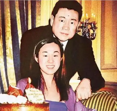 花心大佬刘銮雄,因李嘉欣离婚,替蔡少芬还债,俘获一对闺蜜