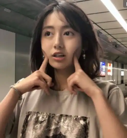 李诞这是捡了个什么宝贝黑尾酱卸掉10级浓妆,素颜简直美成初恋