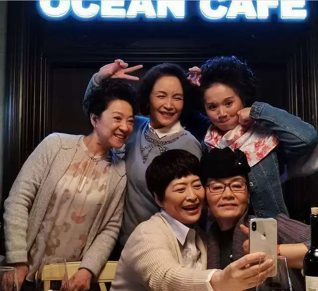 潘虹许娣五朵金花剧组照,平均年龄64,戴老花镜看剧本让人动容