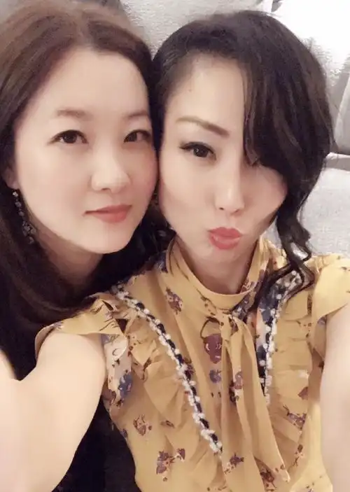 郑秀文为甘比庆42岁生日,闺蜜合照笑容恬淡,天后富婆谱写真友谊