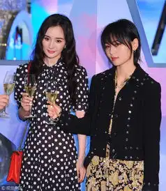 组图好闺蜜杨幂周笔畅同框亮相一个复古甜美一个酷劲十足