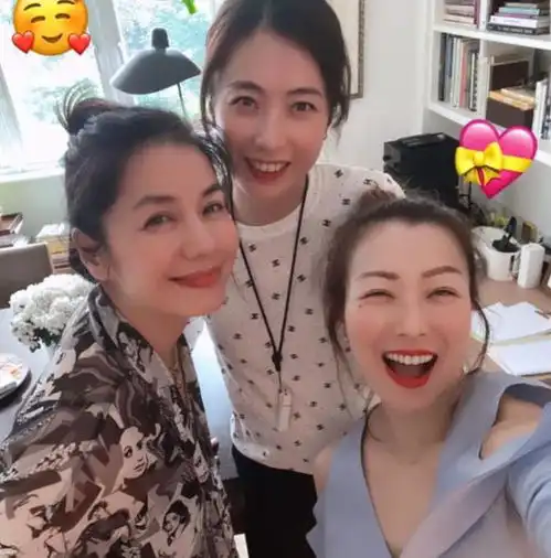 甘比带俩女儿为郑秀文庆生,64岁钟楚红也在场,气质淡雅仍旧美丽