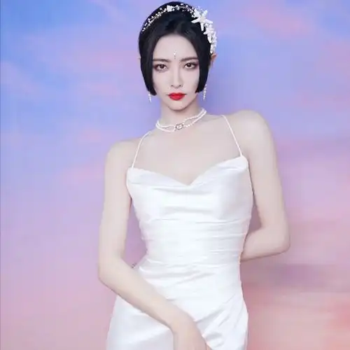 kiki慵懒休闲风美出新高度,凌乱的刘海更是一绝