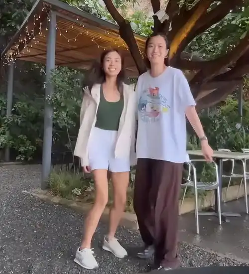 霍家继承人霍启仁的未婚妻与闺蜜出游,对方身份曝光已跻身豪门圈