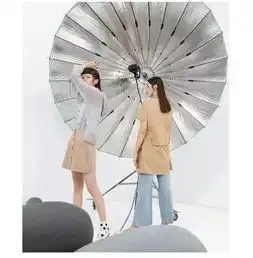 播与闺蜜穿上最默契的夏装,回忆童年美好往事
