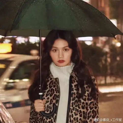 发型复古羊毛卷强势回潮,赵丽颖和霉霉都迫不及待换了发型
