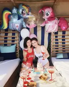 人称全球最索千金,大晒三点式泳装照,成新晋宅男女神