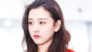 组图:宋祖儿淡妆散发赶飞机爽朗大笑秒变表情包