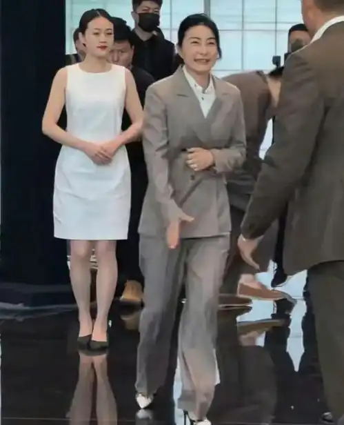 郭晶晶与闺蜜在豪宅里聚会穿深v领衬衫配齐肩发,随意又松弛