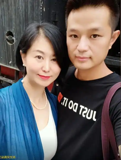 山东穷小伙网恋成都富婆,富婆大他14岁,奔现才5天就领证结婚