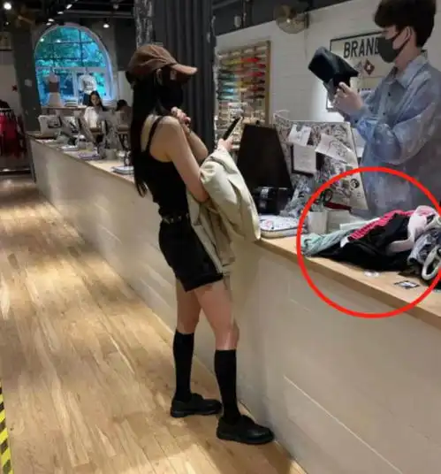 杨幂与闺蜜买打折衣服,女星跟普通女性一样,穿打折衣服