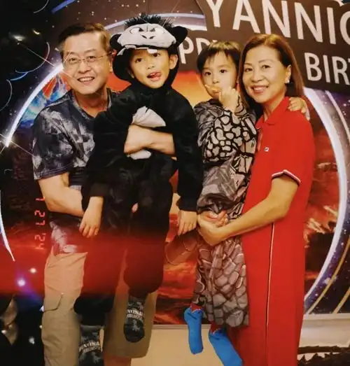 郑嘉颖老婆晒全家福为二宝庆生,三个儿子一比一个帅,全是高颜值