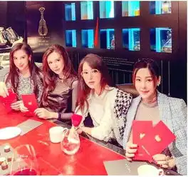 方媛挺孕肚与闺蜜聚会,四个姐妹同一张脸,网红脸真假难辨