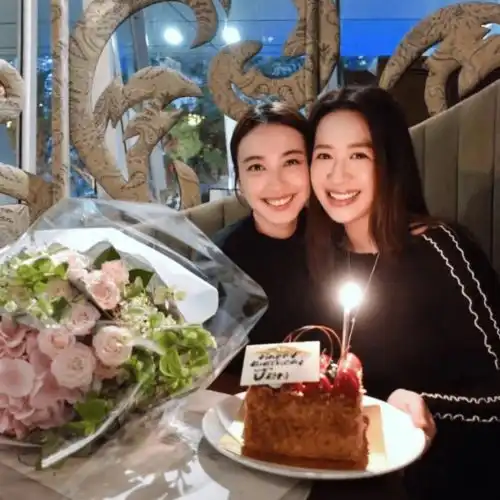 气色佳33岁气质女神当妈妈后过首个生日,闺蜜团冒险为其庆生