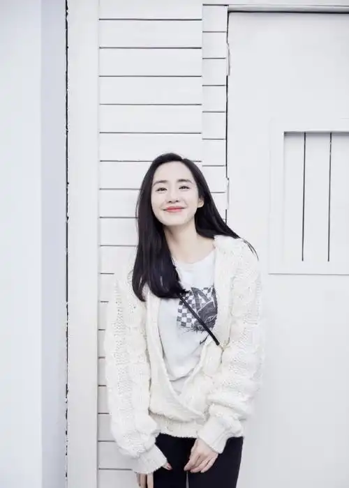 王智带女儿拍写真,母女俩都扎双马尾麻花辫,网友更像是姐妹