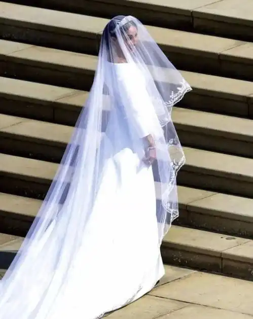 梅根大婚向女王借顶级王冠,惨被拒绝,5个月后女王孙女戴它结婚