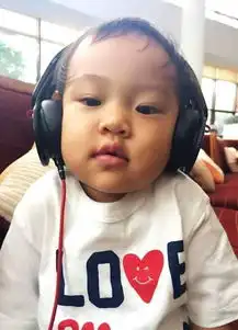 萌娃宝宝撞脸甜馨,俩人简直一模一样,贾乃亮李小璐分得清吗