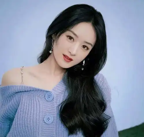 赵丽颖出席活动近照曝光,不露肉打扮得体,离婚后气场更强大