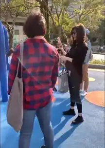 贾静雯带两娃去玩,全程当起宝妈乐在其中,两姐妹互相照顾太有爱