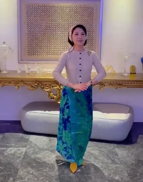 大s婆婆真奢华穿3万元睡袍配红高跟,俩闺蜜穿衣时髦颜值还高