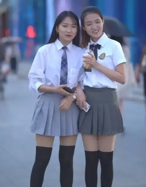 假闺蜜穿搭同款百褶裙,你瘦还穿深色,友谊的小船要翻了