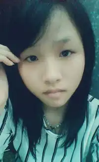 哪个女孩漂亮点觉得她两长得像吗第二张和第三张是同一个人,第一张是另一个人