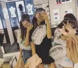 王菲携女儿李嫣逛街,章子怡女儿一起同行,没想到两人竟是闺蜜
