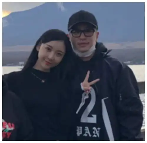 潘玮柏娇妻风波后罕秀恩爱与闺蜜相约打卡老公作品,获男方点赞