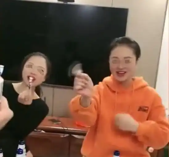 江苏女子办完离婚手续异常高兴,闺蜜连道恭喜,网友不怕丢人吗