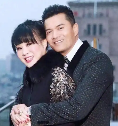 吕良伟晒出内蒙做客视频,身材保养得当,2100万手表惹人注目