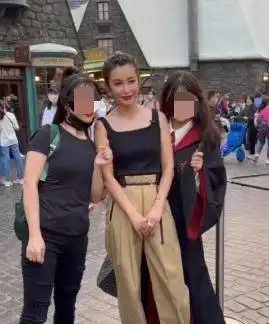李冰冰现身游乐场,与游客合影无明星架子,李嫣与闺蜜享受下午茶