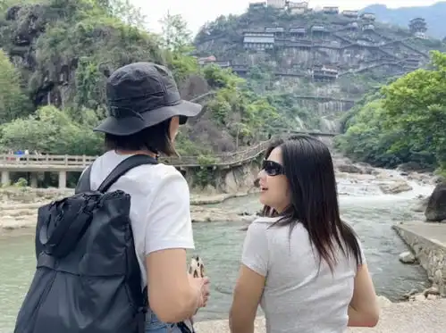残障闺蜜三人结伴大方出游月余三人因运动员经历相识旅途中互帮互助形成默契