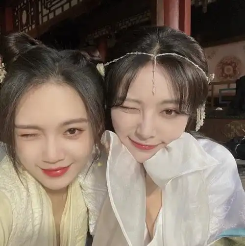 许佳琪与闺蜜合照,两人如同一个模子刻出来的,芭比眼太过惊艳