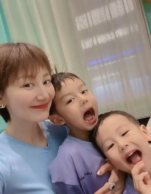李好夫妇俩娃近照曝光一个像爸一个像妈,遗传父母基因颜值高