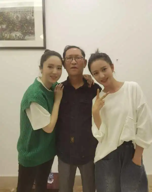 好养眼佟丽娅董璇合体拍照似双胞胎姐妹