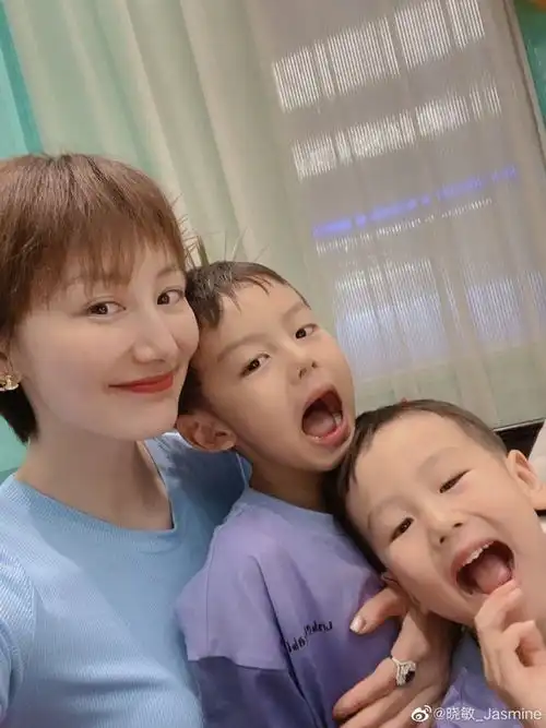 李好海底捞为太太庆生,爱子抢吹生日蜡烛,38岁晓敏腹部明显隆起