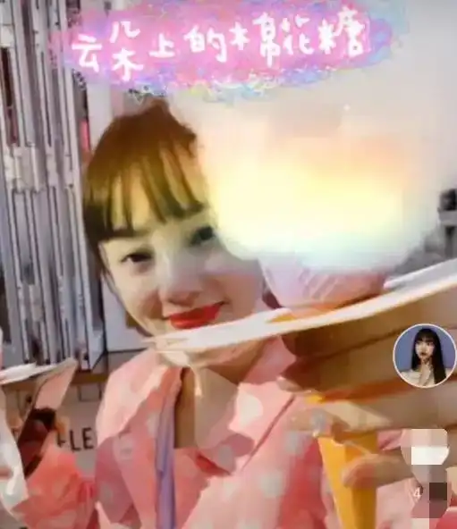 李小璐和闺蜜逛街吃棉花糖,满脸笑容无阴影,闺蜜透露李小璐第2次直播带货时
