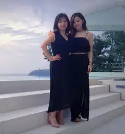 邓紫棋马甲线亮眼与母亲合影亲密似姐妹