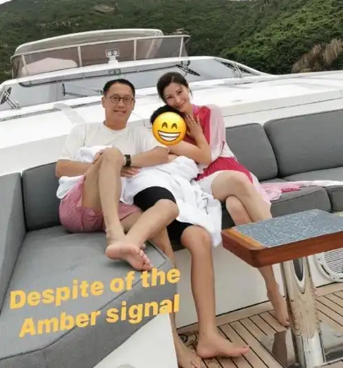 李嘉欣抱儿子为老公过节,许晋亨的大脑门比10亿豪宅更抢镜,脱发有点严重