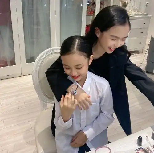 贾乃亮女儿与小闺蜜合体拍写真,8岁甜馨化浓妆做美甲造型超酷