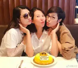 买豪车挑礼物讨复出拍戏的洪欣欢心,出轨传闻后的张丹峰又接着吃软饭了