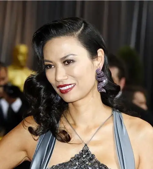 邓文迪两个00后女儿默多克的爱女,成最大赢家,拥有身家290亿